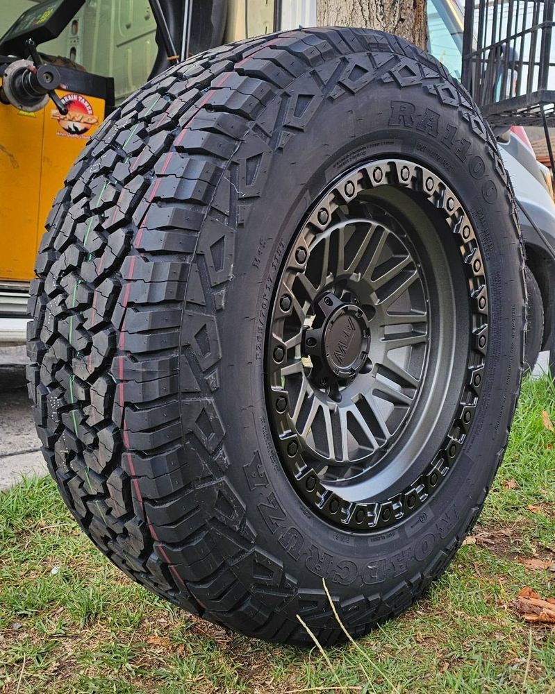 Neumático mud terrain montado en camioneta