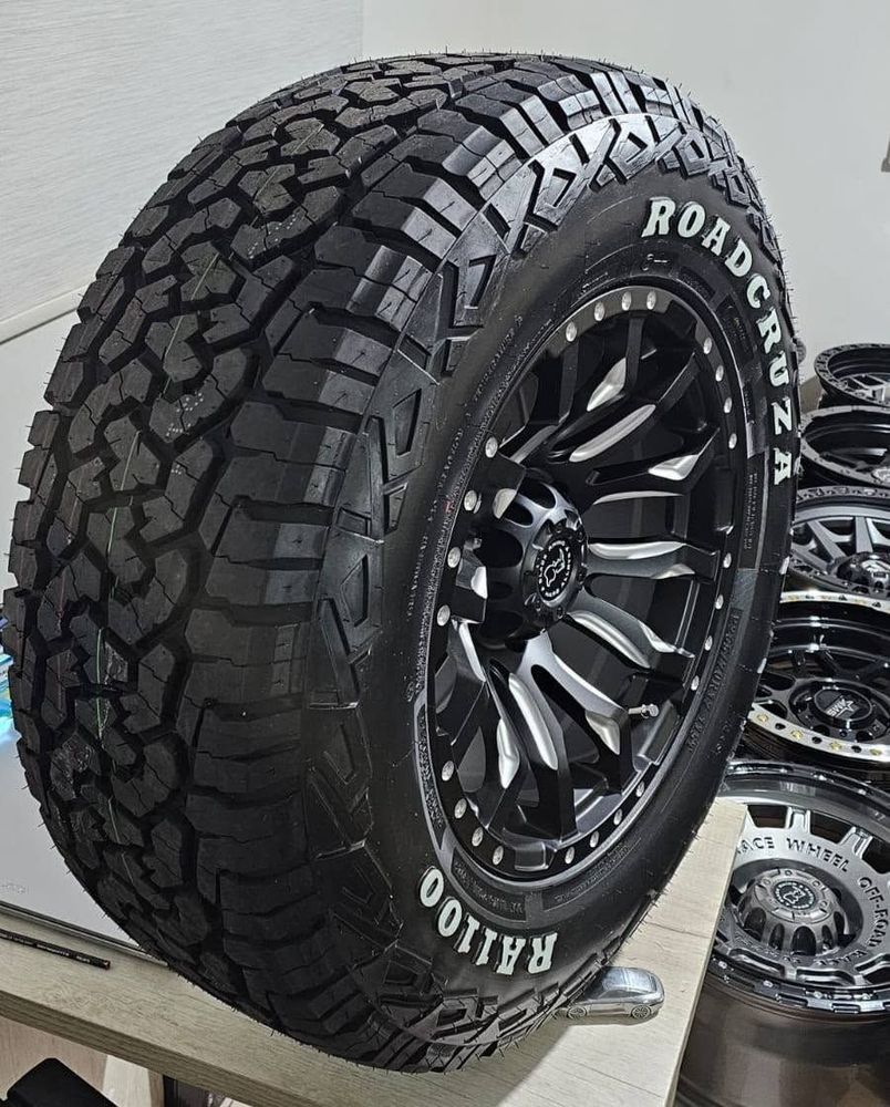 Neumático 265/70 R17 All Terrain Roadcruza RA1100 montado en llanta negra