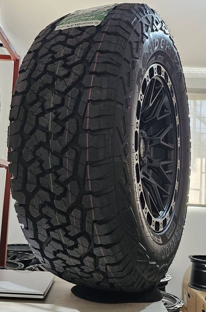 Neumático 245/75 R16 All Terrain Roadcruza Raptor montado en llanta negra