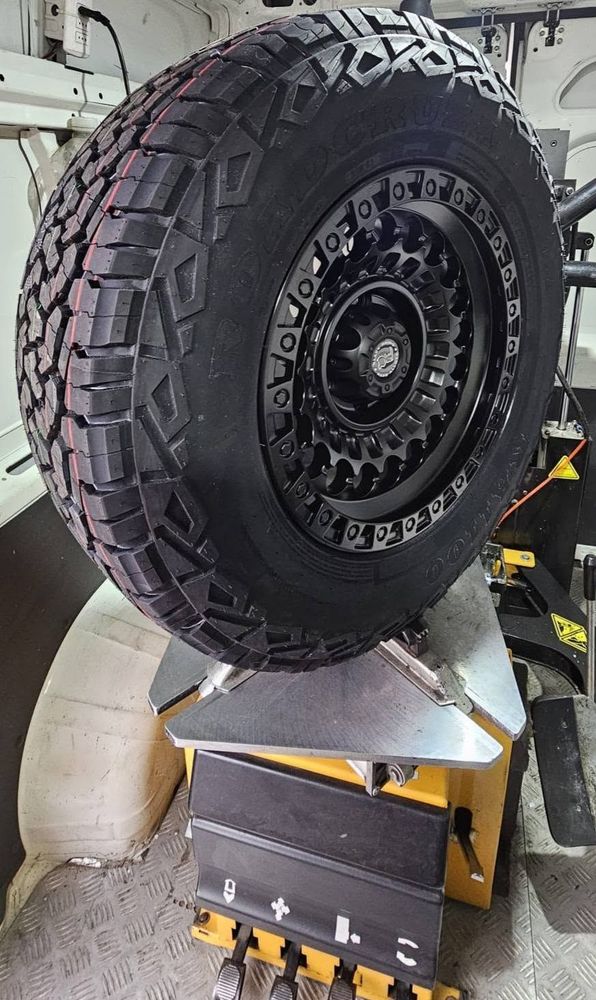 Neumático 285/75 R16 Mud Terrain montado en llanta beadlock negra