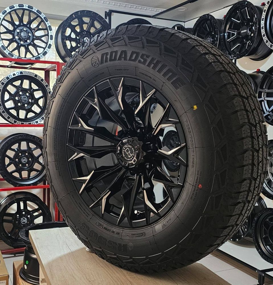 Neumático 33x12.5 R15 Mud Terrain Roadshine montado en llanta negra