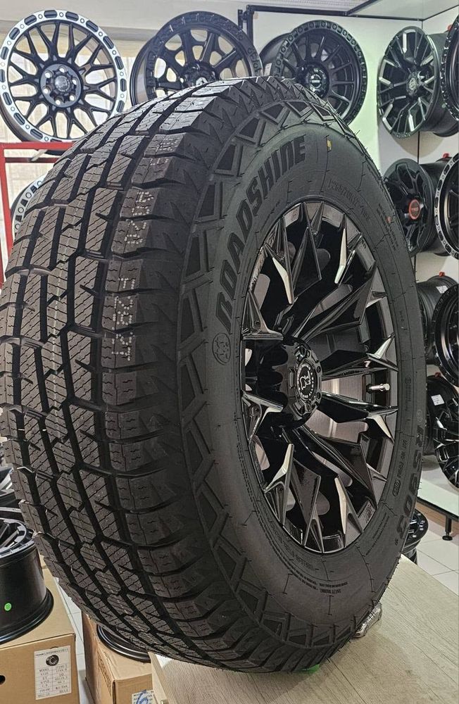 Neumático 265/75 R16 Mud Terrain Roadshine montado en llanta negra