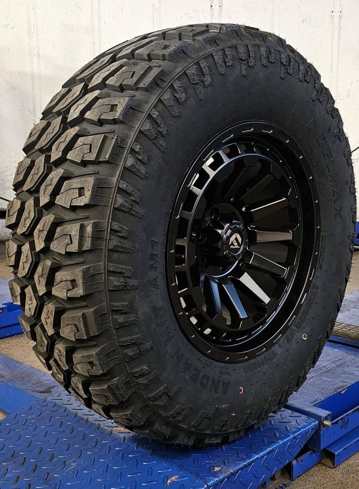 Neumático Delmax Andean Extreme 215/70 R16 A/T montado en llanta negra