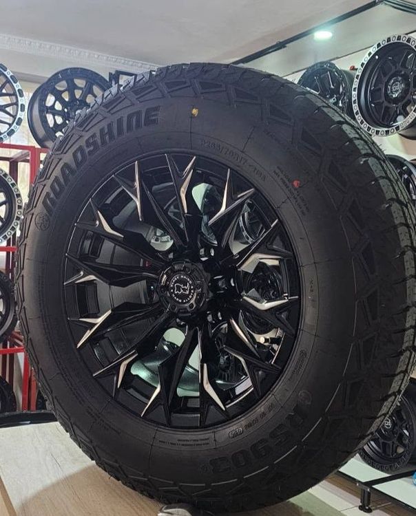 Neumático Roadshine 265/65 R17 All Terrain montado en llanta negra